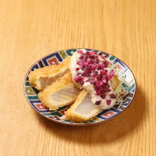 鮮嫩鯛魚炸佐醃茄子塔塔醬