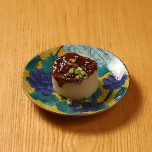 用海帶湯慢燉白蘿蔔,淋上蝦子味噌醬。