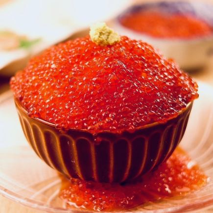 【週末3小時暢飲】盡情享受我們11道菜式的暢飲套餐“回心轉意”，套餐包含新鮮時令魚類拼盤和滿滿的鮭魚籽飯。