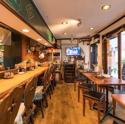 ナチュラルウッドスタイルが特徴の店内は、木のぬくもりが優しくお客様をお迎えします。お一人様のサク飲みにも気軽にお立ち寄りいただけるカウンター席や、グループ利用に便利なテーブル席など、さまざまなシーンにお応えするお席をご用意しております。