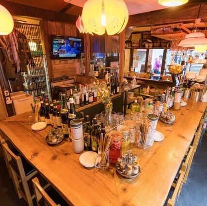 優しく灯る照明はお食事とお酒を楽しむお客様をあたたかく包みます。どこか心がほっとほどけるようなアットホームで居心地の良い雰囲気が『炭屋キッチン やまや』の魅力のひとつ。お一人様から最大30名までの団体様まで、幅広い層に愛されるお店です。