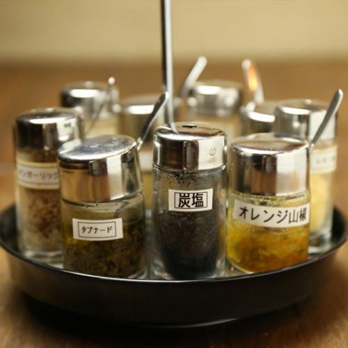 味変も楽しい！特製ソース