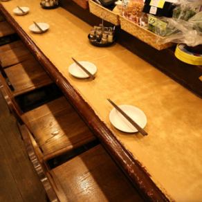 お仕事帰りやお一人様のサク飲みもお気軽にご利用いただけるカウンター席。活気あふれるスタッフを目の前にお酒とお食事を楽しめる、『やまや』の特等席です。デートにもおすすめ♪