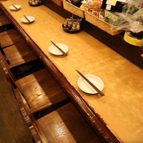 お仕事帰りやお一人様のサク飲みもお気軽にご利用いただけるカウンター席。活気あふれるスタッフを目の前にお酒とお食事を楽しめる、『やまや』の特等席です。デートにもおすすめ♪