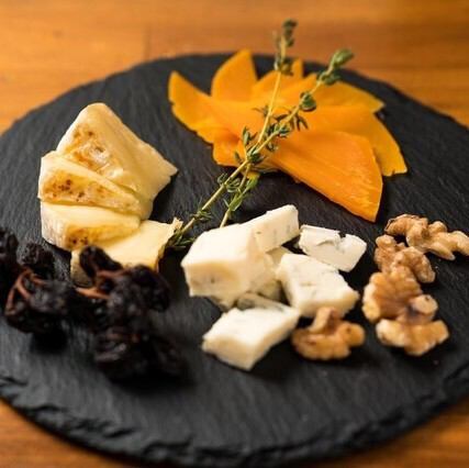 【冷】チーズ3種盛ったん