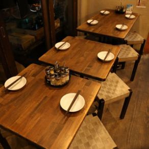 ナチュラルな風合いが優しいテーブル席。ご友人やお仲間、同僚と、グループでのご利用に便利なお席です。飲み会・宴会はもちろん、二軒目利用も大歓迎◎