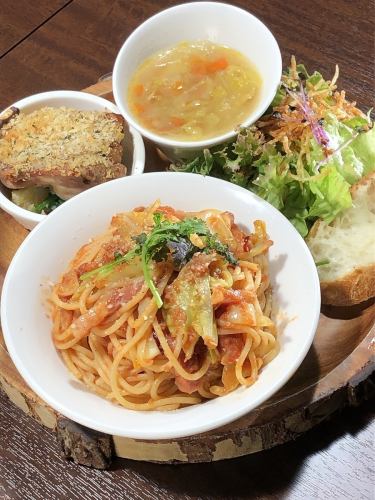 Weekday only plate lunch [Salad + soup + bread + mini cocotte dish + half pasta of the day]