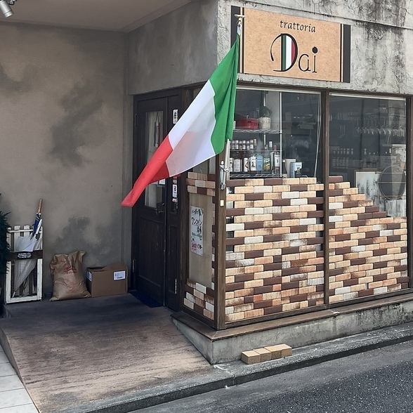 路面にたたずむ暖かな雰囲気の外観。ガラス張りで店内がチラッと見えるのでつい気になってしまいますよ！