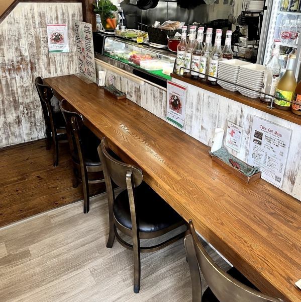 軽く一杯飲みたい時、一人で落ち着きたい時、大切な記念日デートにはカウンターがオススメ。気軽にご利用ください♪