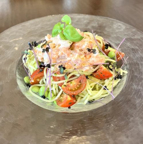 ８月のおすすめパスタ夏野菜のジェノベーゼ冷製パスタ　スモークサーモンのタルタルのせ