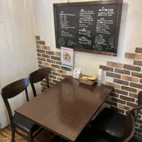 テーブル席は、人数に合わせてレイアウト変更もOK