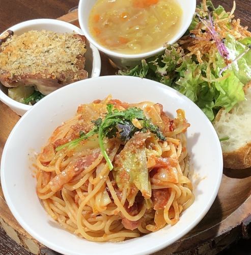 每日限量10份。內含沙拉、湯、法國麵包、迷你燉菜和當日半義麵。