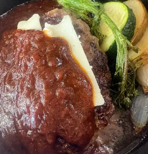 You can enjoy this week's special lunch at our restaurant, located in the lively Tenmacho area.
I especially recommend the juicy Okamura beef hamburger steak.This is an exceptional dish packed with the rich flavor of meat.
And a bar that offers great value for just 500 yen
This month's event will be held on June 28th (Sunday) from 2:00 PM to 10:00 PM.
All drinks and food are available for 500 yen.
We also offer plate lunches featuring seasonal ingredients that change with the seasons.Please enjoy the fresh and delicious ingredients to your heart's content.Why not enjoy a lovely lunch break?
Be sure to check our menu in advance to decide what you'll have for lunch next time! We look forward to seeing you.
#ItalianLunch
#Okamura Beef
#LunchSpot
#TenmachoGourmet
#Seasonal ingredients