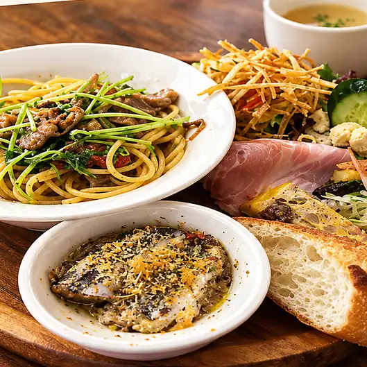 プレートランチ　前菜5種　スープ　バケット　ミニココット料理　日替わりハーフパスタ