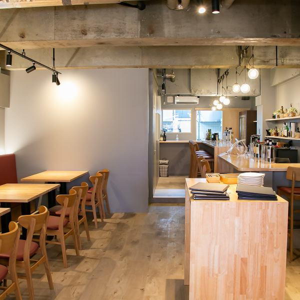 店内には、作曲家の方に特別にいただいた、自律神経を整える効果があると言われるBGMが流れています。静かで清潔感のある空間で、心地よい音楽に耳を傾けながら、日々の喧騒を忘れさせてくれるような、心から落ち着けるひとときをお過ごしいただけます。こだわりのワインと伝統の味をゆったりとご堪能ください◎