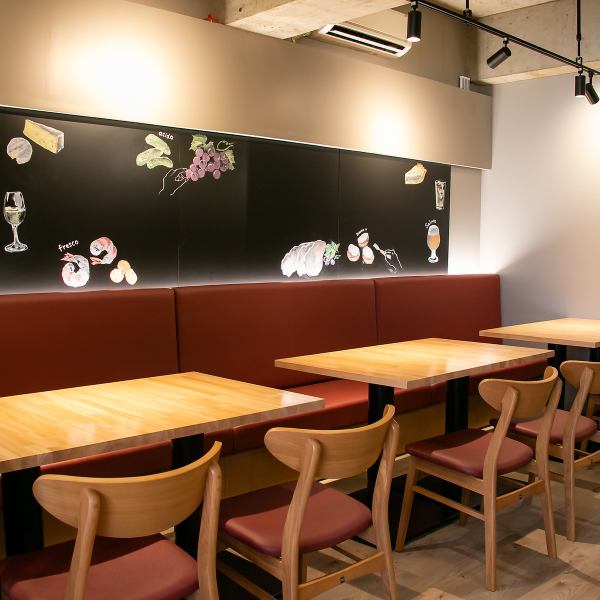 テーブル席は、肩肘張らずリラックスしてお食事を楽しめるアットホームな空間です。友人との語らいや、大切な方との食事など、様々なシーンで気兼ねなくご利用いただけます。こだわりをもって統一されたテーブルや椅子が、静かで落ち着いた雰囲気を醸し出しており、和やかな時間をお約束します★