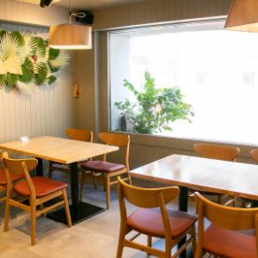 大切な方との語らいにぴったりなテーブル席。気取らずにゆったりと過ごせるアットホームな空間で、和やかな時間をお過ごしいただけます。お料理やワインをシェアしながら、日頃の疲れを癒やすような心安らぐディナータイムをどうぞ。お洒落でありながら肩肘張らない店内で、デートや女子会、様々なシーンでご利用ください★