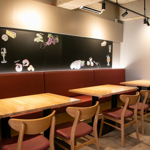 ご友人やご家族とのお食事をゆったりと楽しみたいお客様のために、広めのお席もご用意。落ち着いた照明と自律神経を整える特別なBGMが流れる空間で、心からリラックス。種類豊富なワインと伝統の味を囲んで、会話が弾むひとときをお過ごしいただけます。最大で6名様までご利用可能ですので、お気軽にご相談ください◎