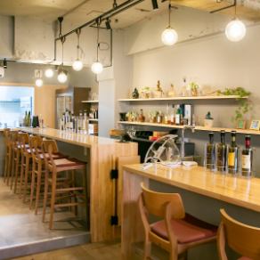 おひとり様でのご利用に最適な落ち着いたカウンター席をご用意◎グラスワインを片手に、伝統の「パテ・ド・カンパーニュ」などのお料理を静かに味わいたい時や、会社帰りの「ルポゾン（休息）」のひとときに最適です。また、女性おひとり様でも周りを気にせず、リラックスしてワインやお料理をご堪能いただけます♪