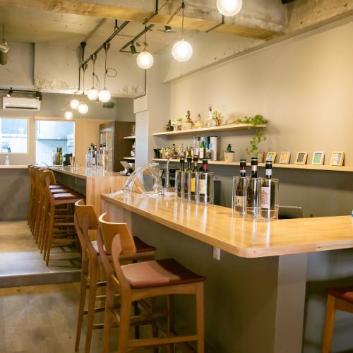 当店は、おひとり様のご利用を心より歓迎しております♪もちろんカウンター席だけでなく、お席の状況に応じてテーブル席もご案内可能ですので、ご安心ください。店名「ルポゾン」の通り、日常を忘れて心に休息を与える空間で、美味しいお酒と伝統のフレンチおつまみを存分にお楽しみくださいませ♪