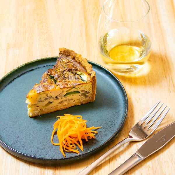 【数量限定】ワインのお供や軽食にも最適な具だくさん特製「本日のキッシュ」◎