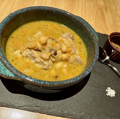 ホエー豚肩ロースと豆の白ワイン煮込み