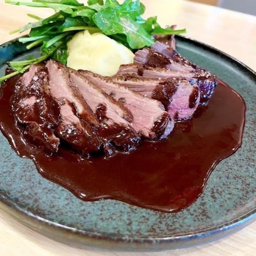 青森県産津軽鴨のロースト　ほろ苦い赤ワインソース