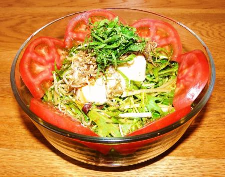Crispy Jako salad with tofu and mizuna