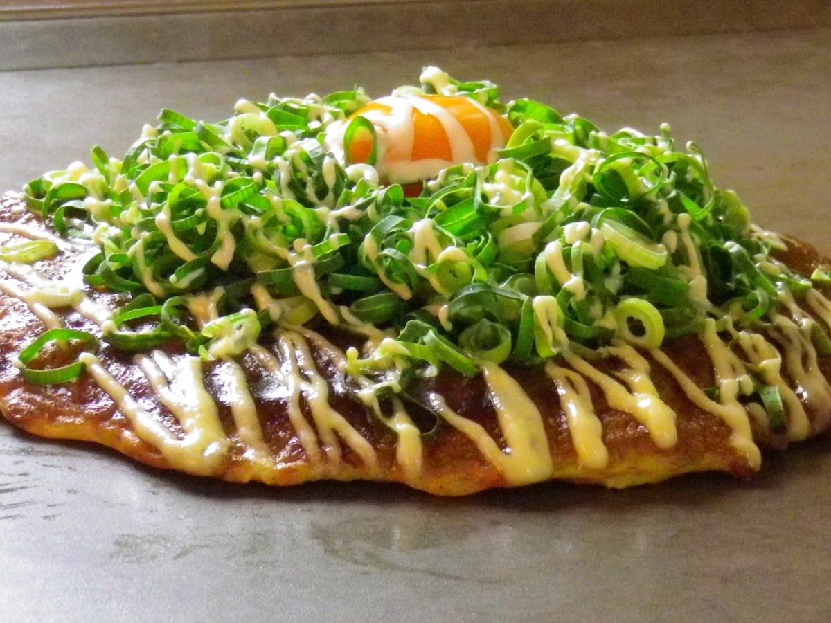 Okonomiyaki in a cozy space with a delicious flower !!