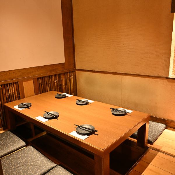 明るく温かみのある雰囲気で、ゆったりとくつろぎ、お料理とお酒を楽しめます。