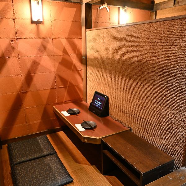 人気のベンチシート。やさしい薄明かりに照らされた木のぬくもりに癒されるひととき。