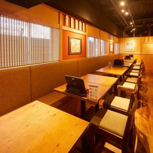 【餐桌座位：最多可容纳24人】欢迎小型及大型团体！我们可在同一空间举办最多24人的宴会。◎ 我们提供适合公司宴会的餐桌座位。我们有六张四人桌，可以承办各种活动，从小型聚会到大型宴会。请将其用于各种场合，包括欢迎宴会、告别宴会和各种其他宴会。