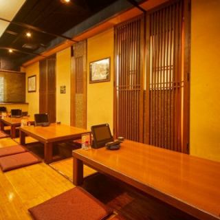 【堀がつた ...一款可在多种场合使用的下沉式暖桌。日式下沉式暖桌最多可容纳 16 人。我们也承办小型宴会。您可以伸展双腿，放松身心，因此不仅适合家庭，也适合约会、女生之夜以及与同事的饮酒聚会。