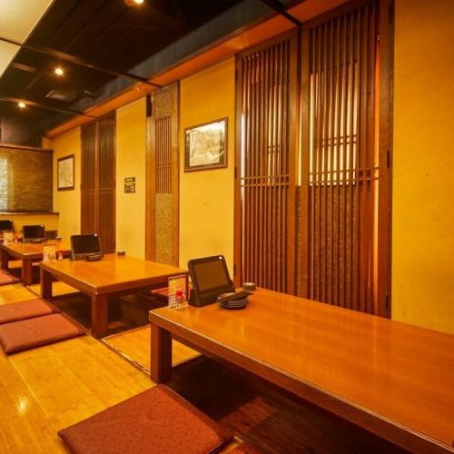 【堀がつた ...一款可在多种场合使用的下沉式暖桌。日式下沉式暖桌最多可容纳 16 人。我们也承办小型宴会。您可以伸展双腿，放松身心，因此不仅适合家庭，也适合约会、女生之夜以及与同事的饮酒聚会。