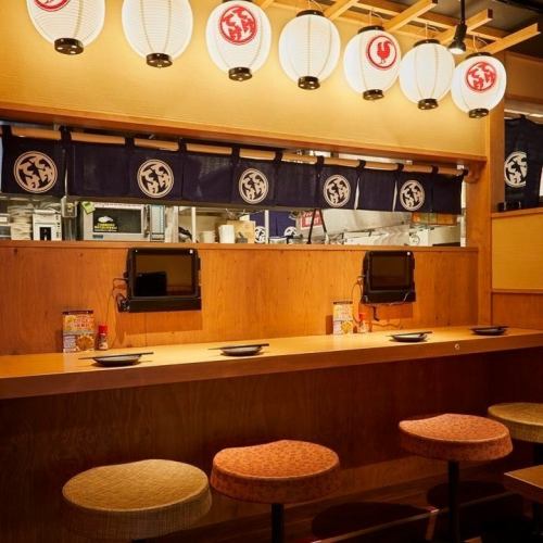 【吧台座位：1-7人】欢迎单人用餐！座位宽敞，非常适合约会。吧台座位也方便三五好友小聚，是约会的理想之选。在充满复古氛围的餐厅里，并肩而坐，举杯畅饮，你们一定会度过一段比平时更加亲密的时光。也欢迎单身用餐者。尽情享受一段充实而轻松的时光。