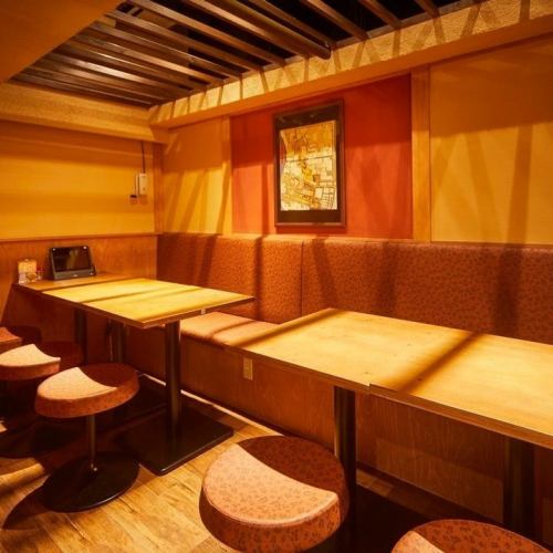 【半私密餐桌座位：最多可容纳 10 人】可用于各种场合的餐桌座位。半私密的餐桌座位，充满现代日式氛围，最多可容纳 10 人。它非常适合与家人朋友一起用餐，也适合小型聚会和晚宴。在宁静的空间里享受一段轻松的时光。