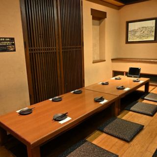 【半私密包间，配有下沉式暖桌，最多可容纳12人】非常适合日常使用。轻松舒适的日式现代空间。在宁静现代的日式氛围中，您可以一边享用我们精心挑选的菜肴（包括我们引以为傲的鸡肉料理），一边与志同道合的朋友聊天。它可以用于各种场合，例如欢迎会、告别会和同学聚会。尽情享受轻松愉快的盛宴。