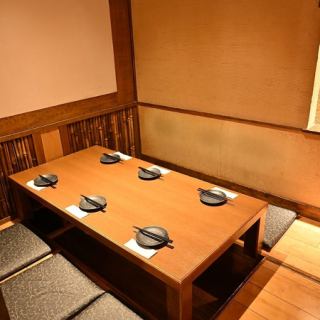 【私人包间：最多可容纳6人】享受轻松时光，无需担心他人。宁静的日式空间中柔和的灯光衬托出食物的色彩，营造出轻松自在的氛围。柔和的灯光照亮了餐桌，而墙壁和地板则散发出间接的光线，为空间增添了深度和温暖。