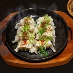 九州青椒迷你煎餃，熱氣騰騰地放在鐵板上