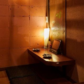 【半私密包间，设有下沉式暖桌：最多可容纳 3 人】与朋友共度时光的半私密空间。我们有半私人包间，配有下沉式暖桌，每个包间有三张三人桌和五张两人桌。在轻松现代的日式空间里，您可以尽情享用美味的鸡肉料理和精心挑选的酒水。它非常适合各种场合，因为您可以放松身心，不必担心周围的人。