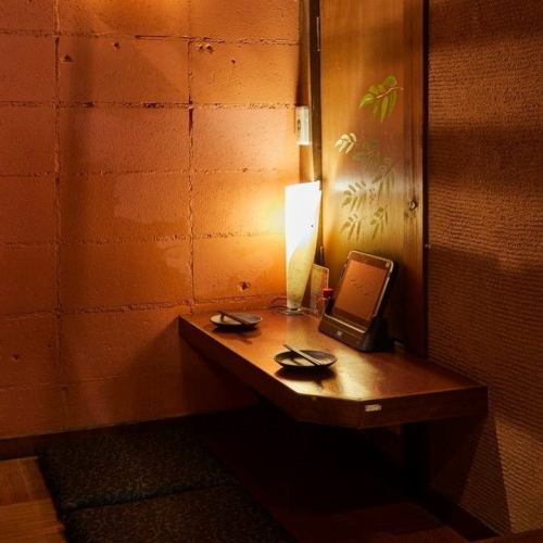 【半私密包间，设有下沉式暖桌：最多可容纳 3 人】与朋友共度时光的半私密空间。我们有半私人包间，配有下沉式暖桌，每个包间有三张三人桌和五张两人桌。在轻松现代的日式空间里，您可以尽情享用美味的鸡肉料理和精心挑选的酒水。它非常适合各种场合，因为您可以放松身心，不必担心周围的人。