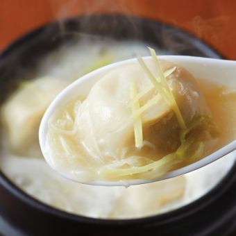 【白湯小籠包鍋】徳ちゃん人気メニューコース◎5,000円（税込）飲み放題付き◎忘年会にも