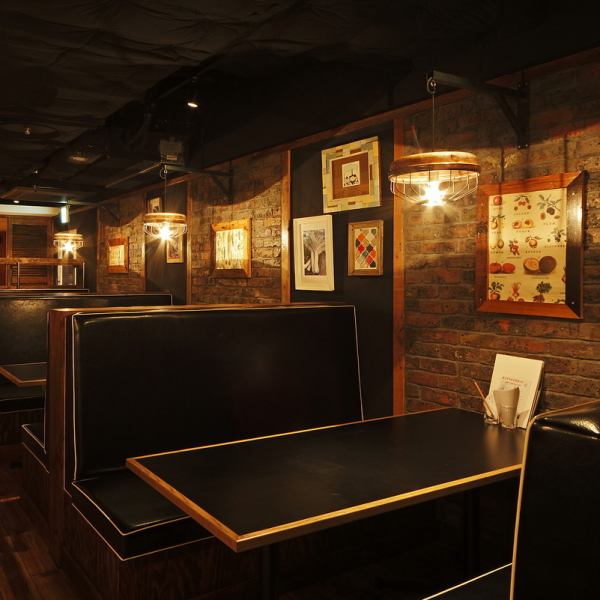 We are also particular about the interior of the store.Antique tables, chairs, and photographs create a stylish space.