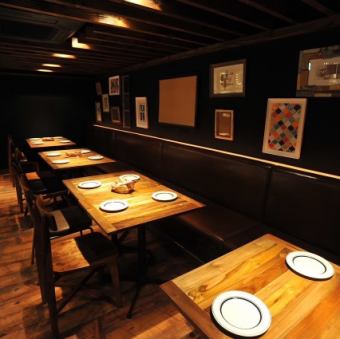 ベンチソファー×椅子のゆったり広めに座っていただけるお席も。中二階に位置するこちらのお席はお店の雰囲気を存分に楽しんでいただけます。