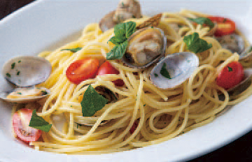 Linguine with Neapolitan-style clams, cherry tomatoes, and basil