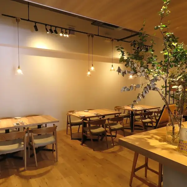 南麻布の閑静なエリアに佇む、洗練された大人の隠れ家ビストロ。店内は落ち着いた色調で統一されており、都会の喧騒を忘れさせるプライベートな空間が広がります。大切な方との記念日や、ビジネスでの重要な接待・会食など、特別な日のご利用に最適です。ミシュラン掲載の確かな味をゆったりとご堪能いただけます。
