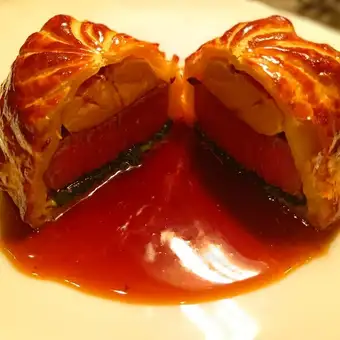 牛フィレとフォワグラのパイ包み焼き マデラソース