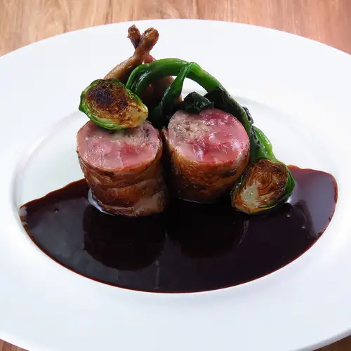 一切の妥協なし。仕込みに手間をかけた料理
