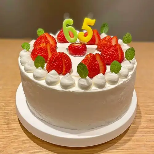 大切な記念日や誕生日を華やかに彩る、特製ホールケーキやアニバーサリープレート