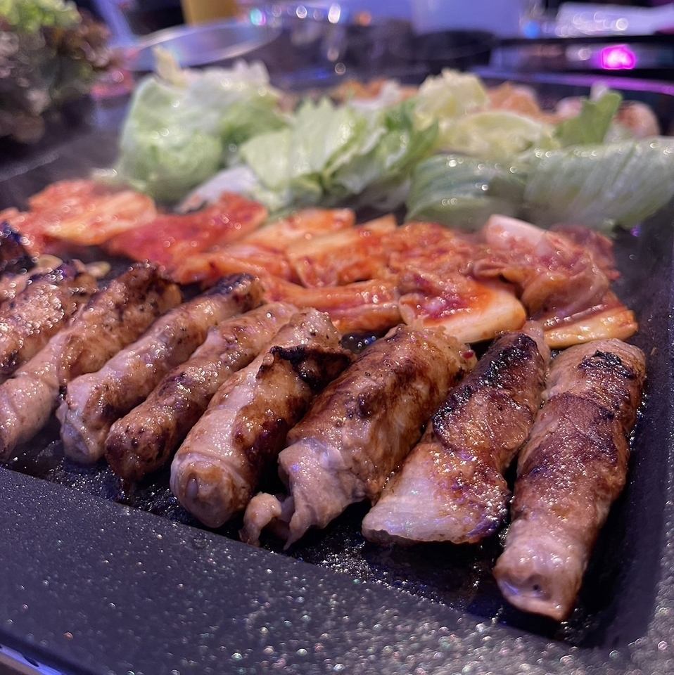 A set where you can enjoy the popular Samgyeopsal is 690 yen per person (tax included)